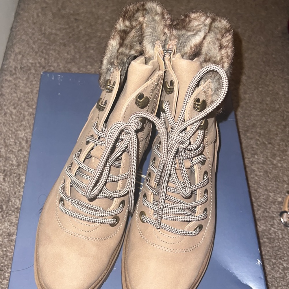Boots - Picture 5 of 6